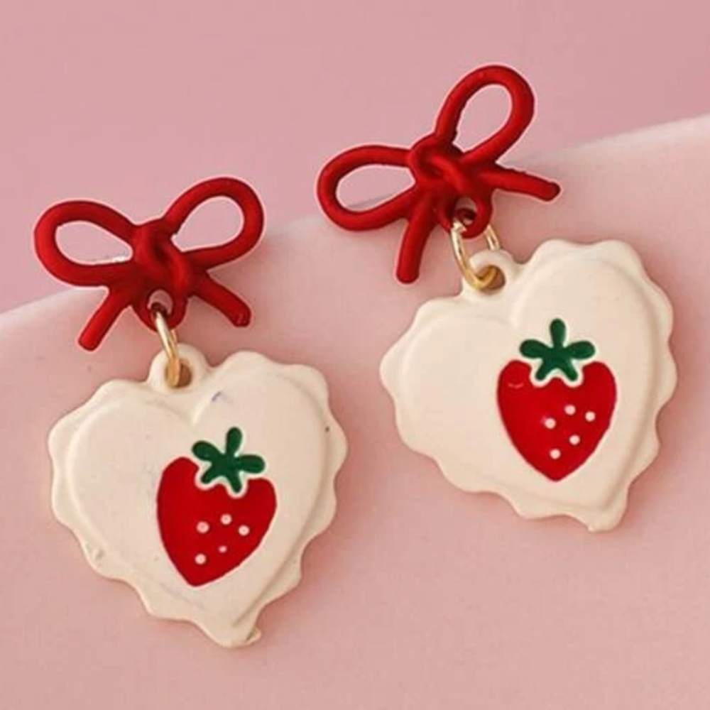 🍓Adorable Strawberries & Cream Heart earrings🍓